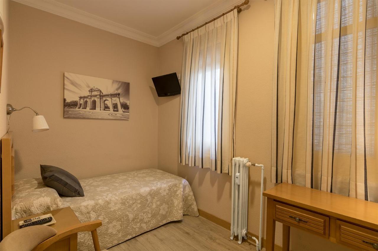 Hostal Santillan Мадрид Экстерьер фото