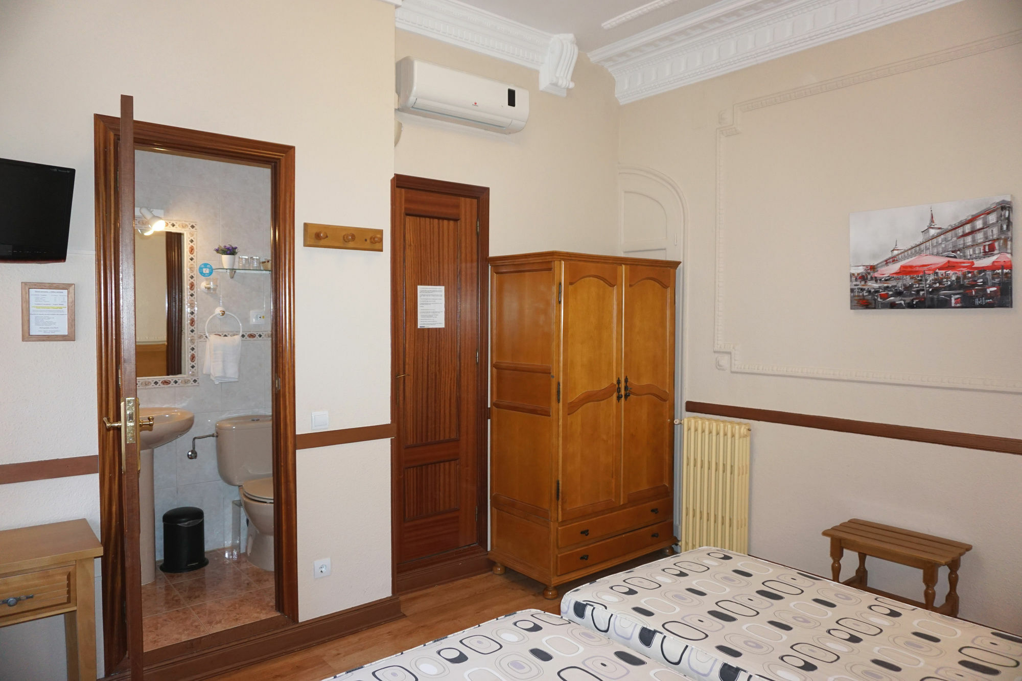 Hostal Santillan Мадрид Экстерьер фото