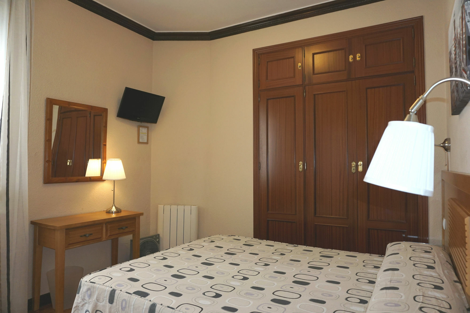 Hostal Santillan Мадрид Экстерьер фото