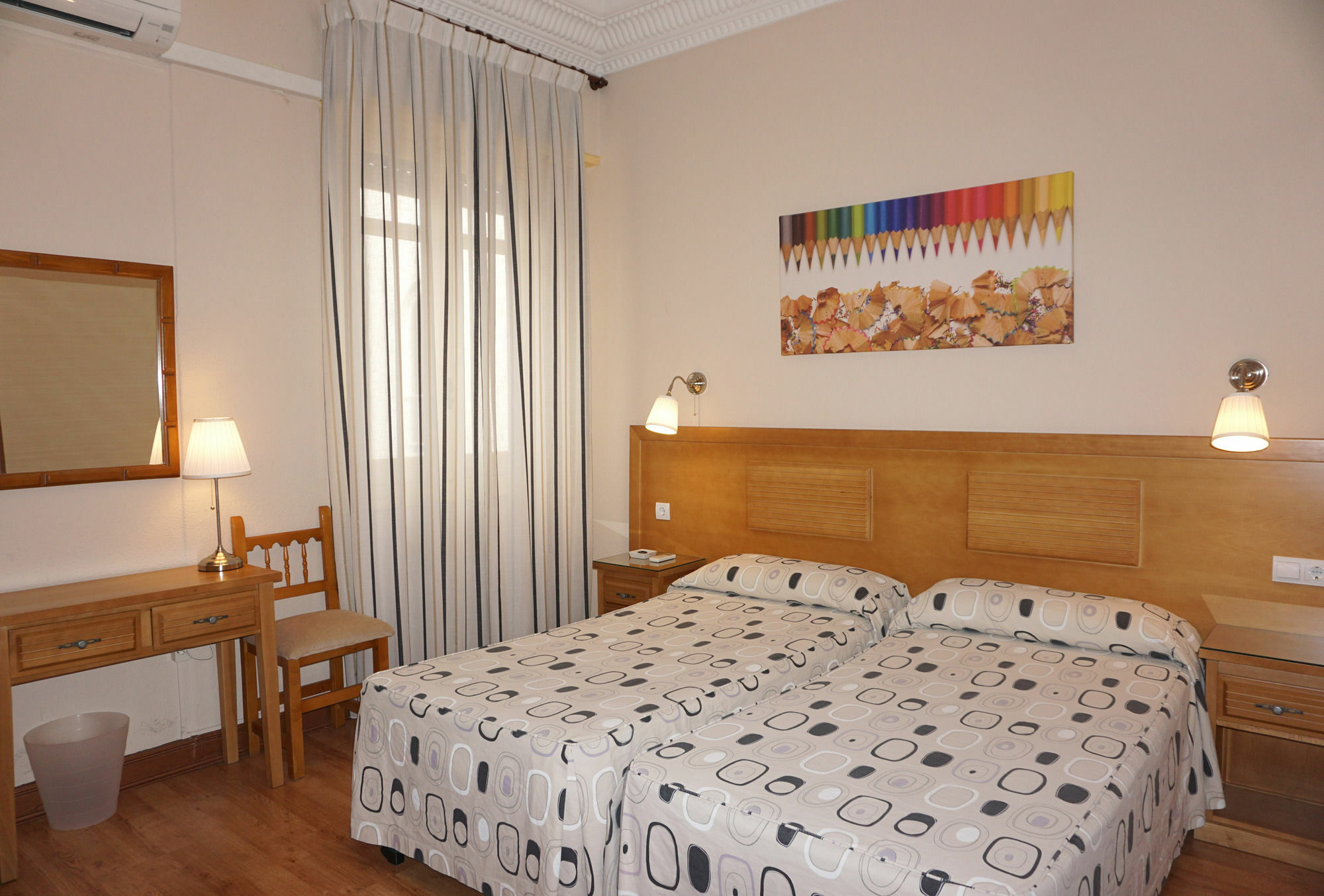 Hostal Santillan Мадрид Экстерьер фото