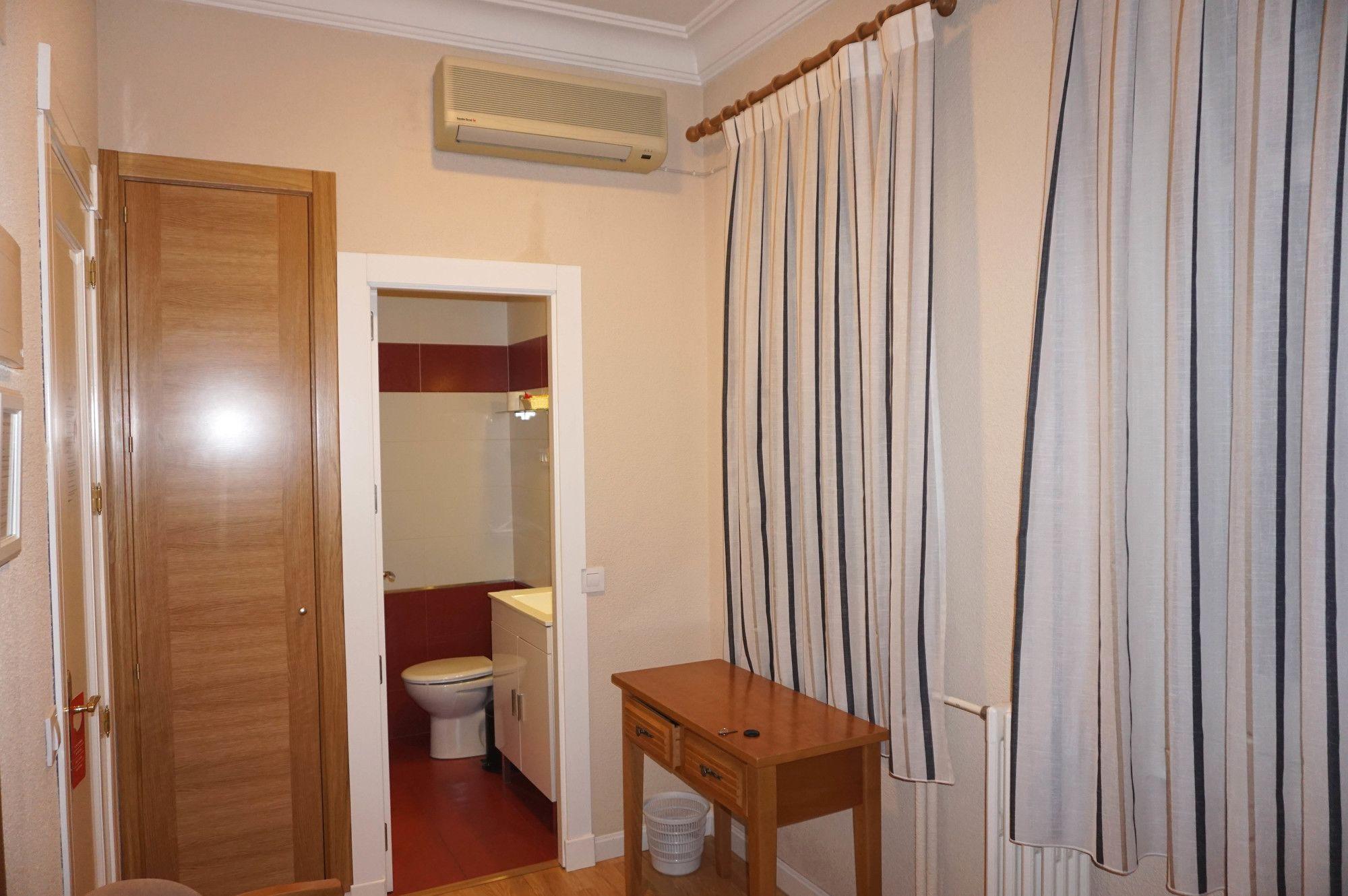 Hostal Santillan Мадрид Экстерьер фото